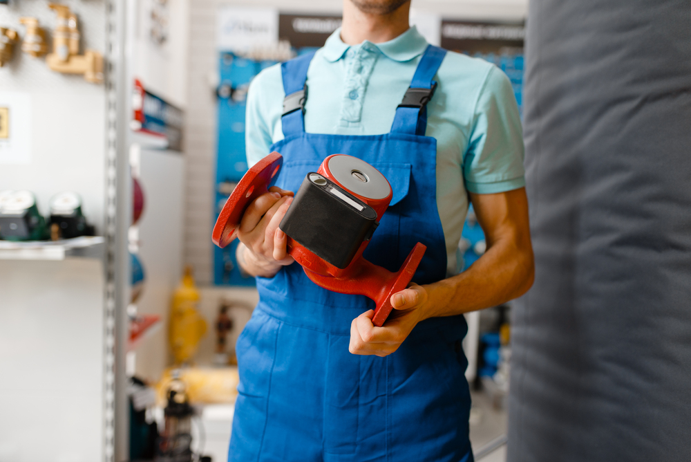 Operai al lavoro con le pompe centrifughe MG1-MG2